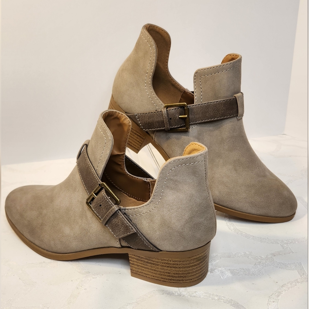 NWOT Qupid Taupe Ankle Cutout Boots with Buckle Detail Size 10